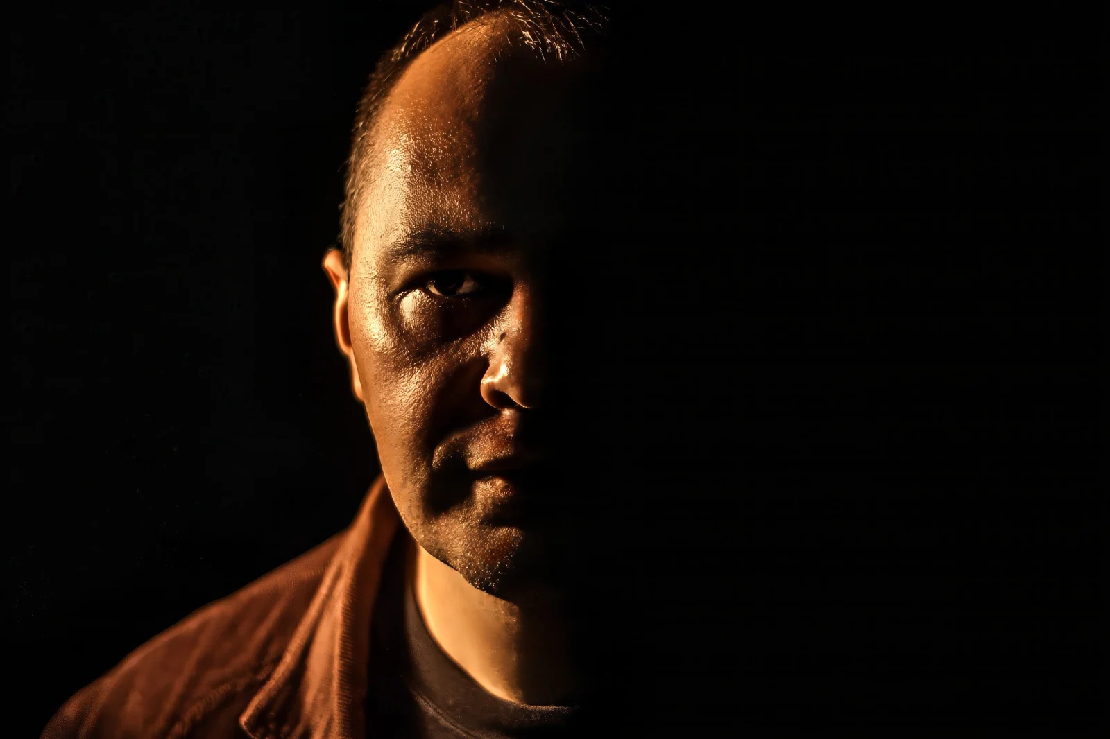 Mugur Marin, portret color în lumină dramatică